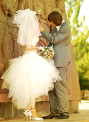Свадебное платье на весну лето продам,  цвет айвори,  размер 44,  46,  48
