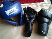 боксерский шлем и перчатки