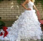 Продам шикарное,  новое свадебное платье со шлейфом ручной работы